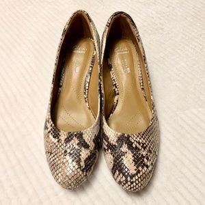 Clarks Collection soft cushion snake skin wedge pumps heels size 8.5